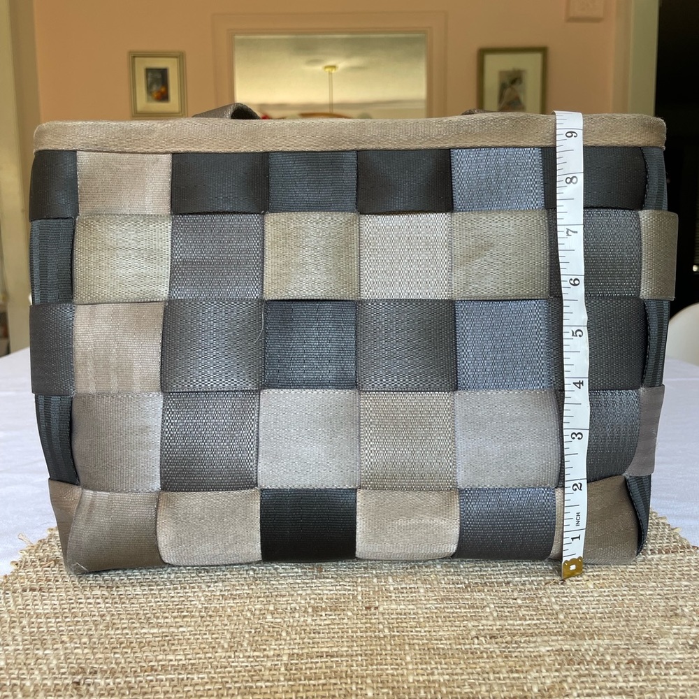 Harvey’s Seatbelt bag: Treecycle: Recycled, interior pockets & clip for keys.